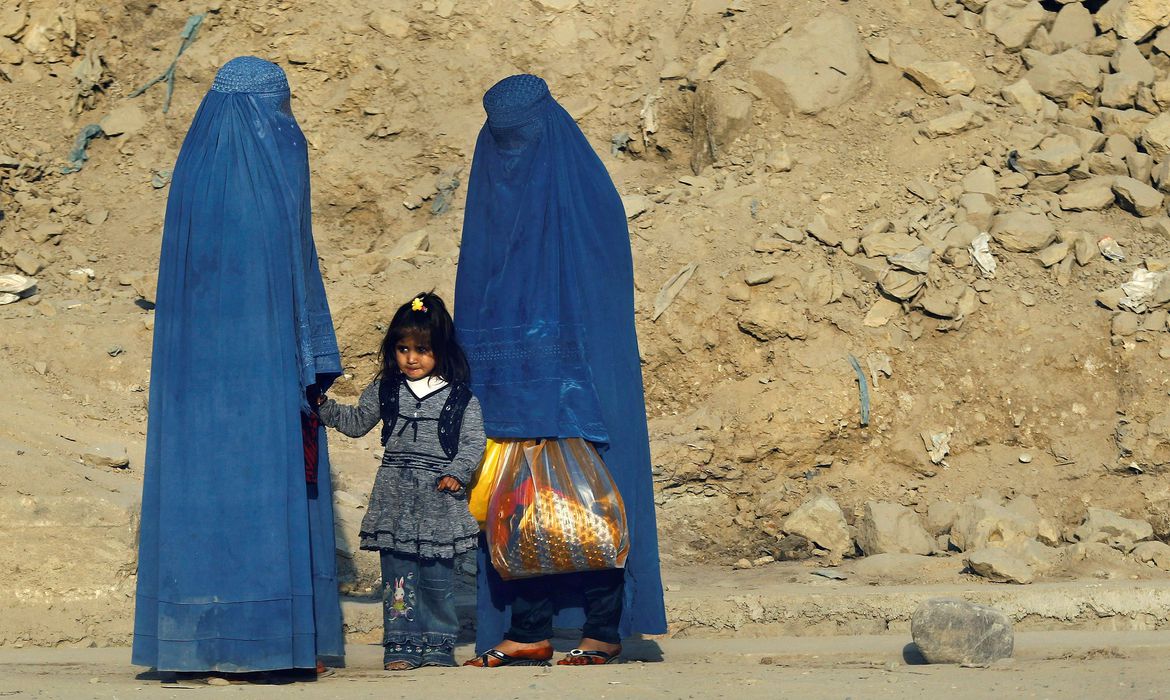 Talibãs rejeitam pedido da ONU para reverter restrições às mulheres
