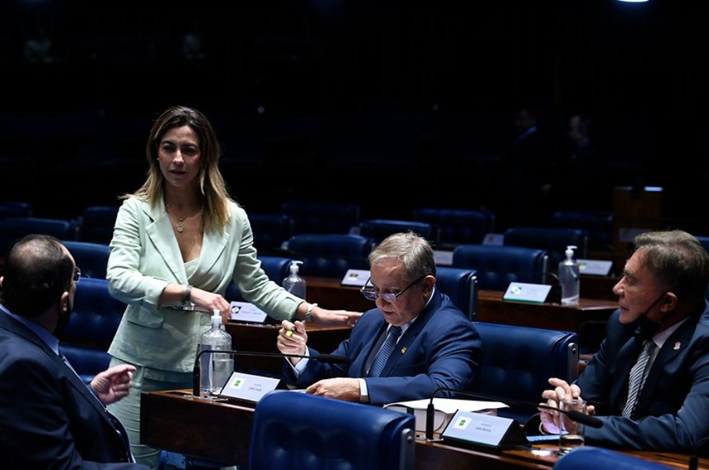 Em meio a discussão sobre aumento da miséria, Senado confirma salário mínimo de R$ 1.212