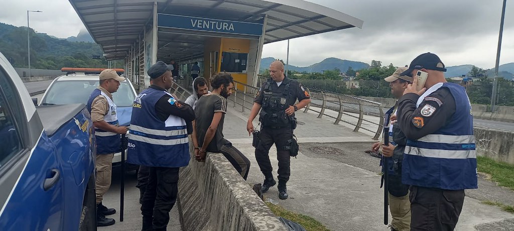 BRT Seguro prende duas pessoas após furto de 200 metros de fios em estação em Jacarepaguá