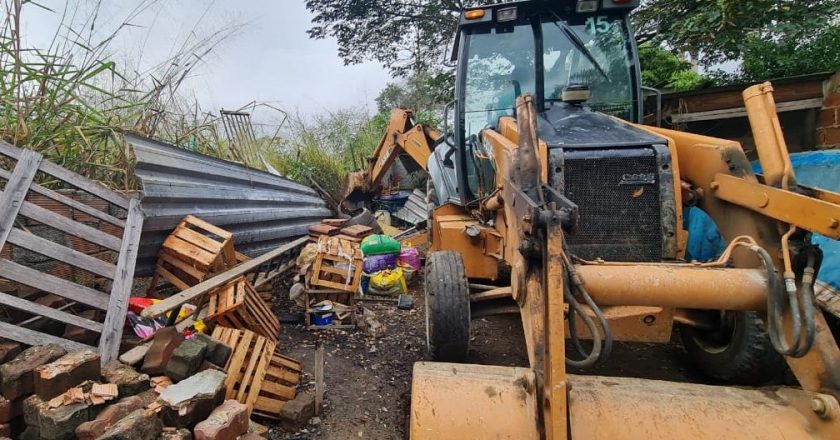Prefeitura faz a demolição de currais de gado e construções ilegais em área protegida