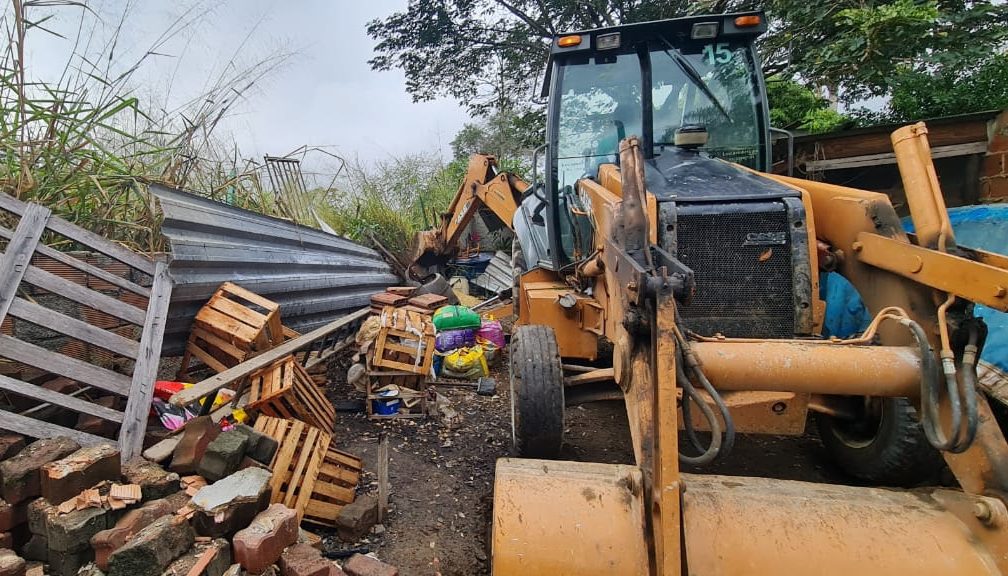 Prefeitura faz a demolição de currais de gado e construções ilegais em área protegida