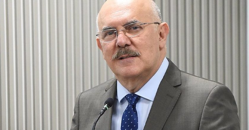 Ex-ministro da Educação Milton Ribeiro deixa a prisão após decisão judicial