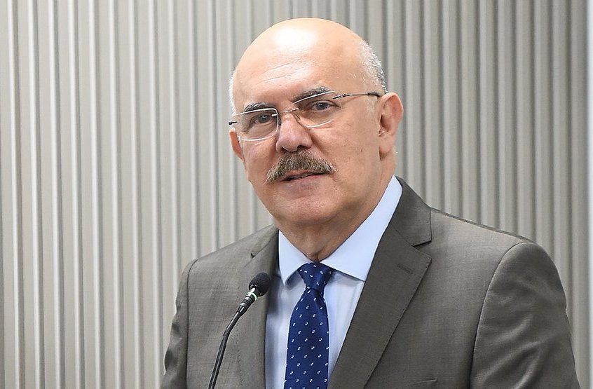 Ex-ministro da Educação Milton Ribeiro deixa a prisão após decisão judicial