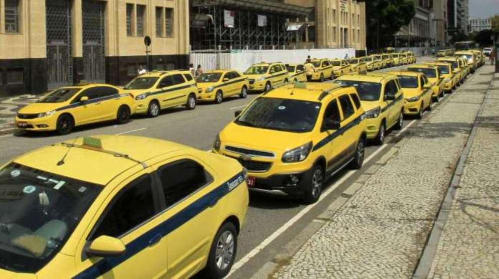 Auxílio para taxistas e caminhoneiros começa a ser pago em agosto