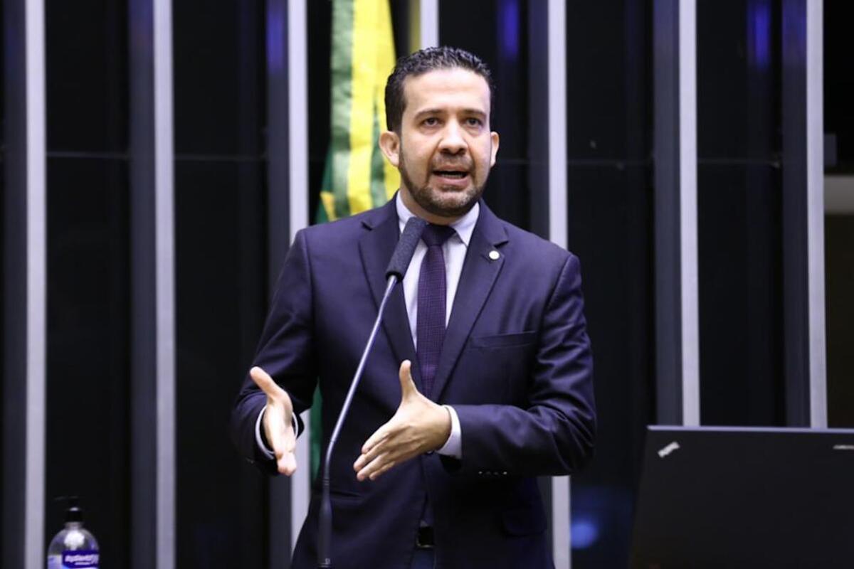 André Janones tem 3 dias para responder acusações de fake news contra Bolsonaro