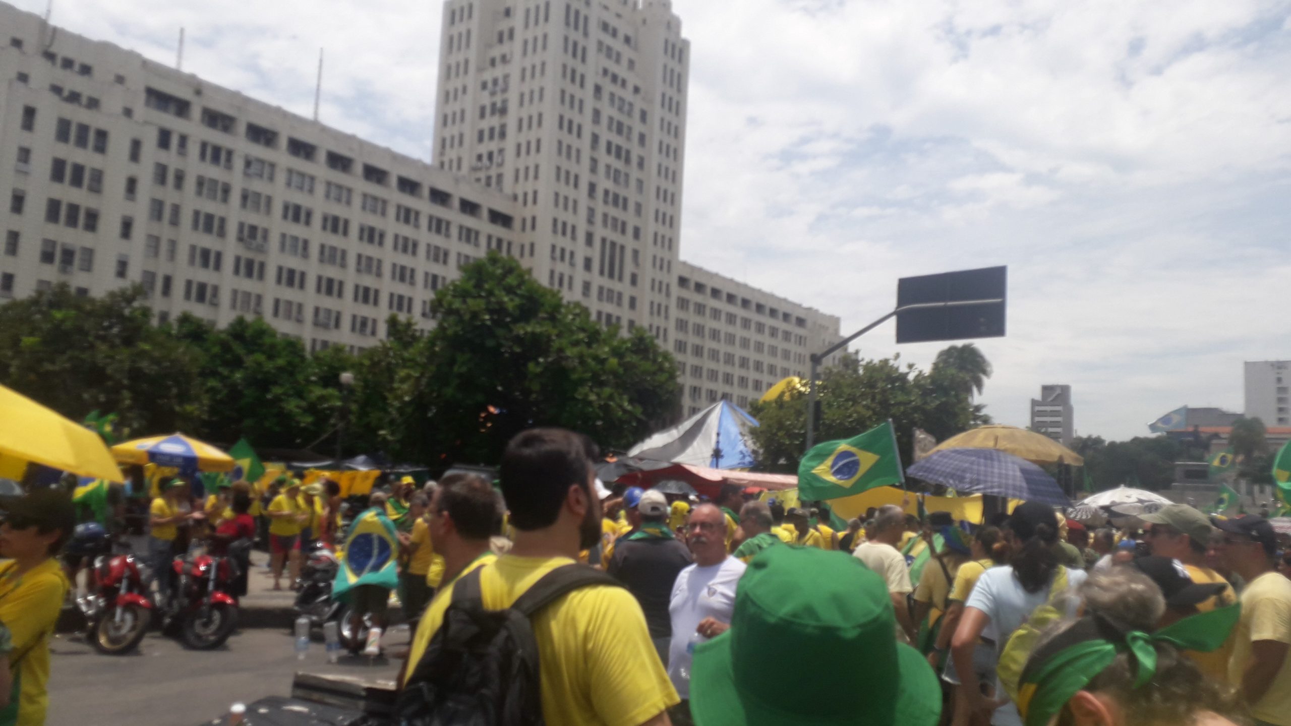 Milhares de manifestantes lotam o centro do Rio em ato em prol da democracia