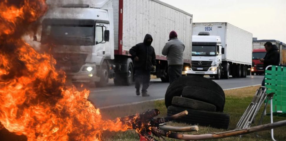 Caminhoneiros e fazendeiros peruanos bloqueiam estradas em protestos por combustível e fertilizantes