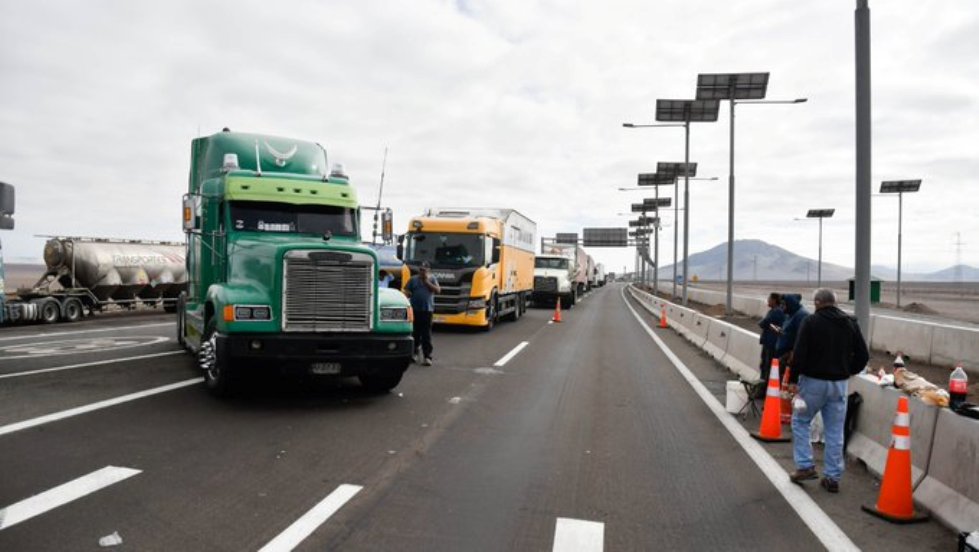 Caminhoneiros iniciam greve por tempo indeterminado no Chile e ocupam diversas rodovias