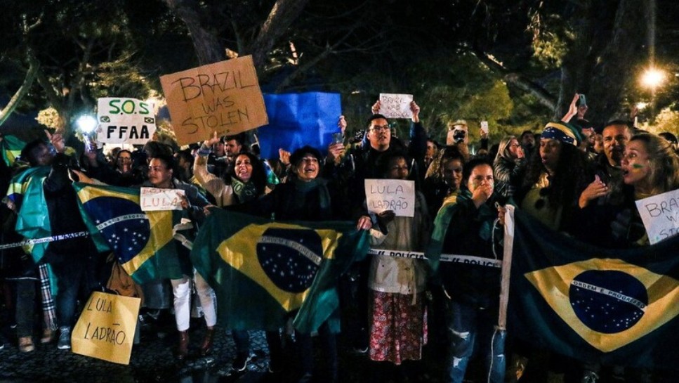 Manifestantes em Portugal recebem Lula com vaias e com gritos de guerra: “Lula ladrão, seu lugar é na prisão!”
