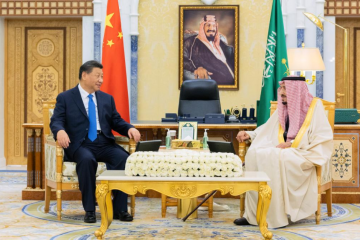 Xi Jinping se reúne com o rei da Arábia Saudita e faz acordo entre as duas nações para traçar planos de parcerias estratégicas entre as duas nações