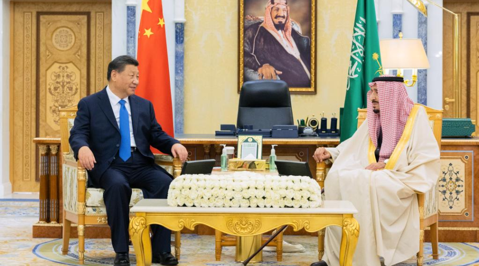 Xi Jinping se reúne com o rei da Arábia Saudita e faz acordo entre as duas nações para traçar planos de parcerias estratégicas entre as duas nações