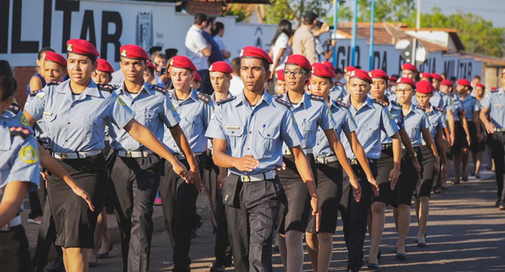 Lula quer encerrar programa de escolas cívico-militares