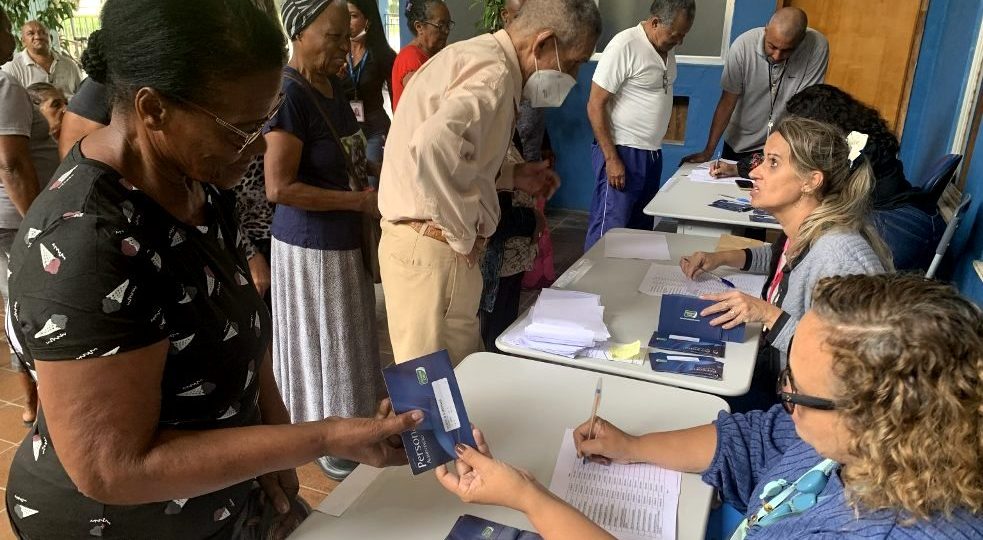 Prefeitura do Rio entrega mais de mil cartões alimentação para idosos em situação de vulnerabilidade alimentar 