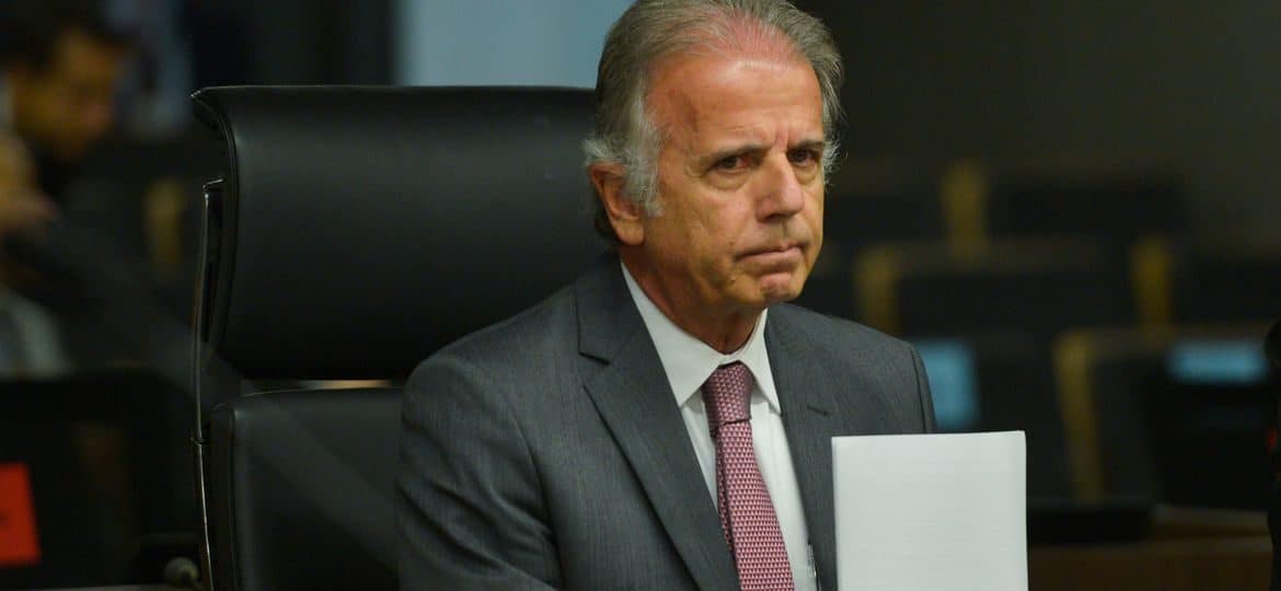 Ministro da defesa nega suposta renúncia anunciada por André Janones