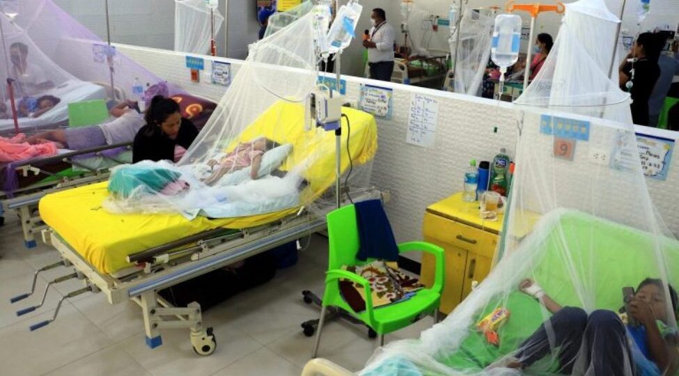 Hospitais de Santa Cruz, na Bolívia, estão saturados de casos de dengue