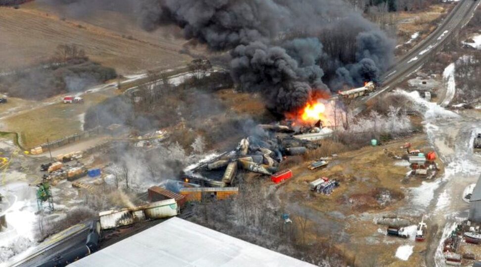 Um trem que transportava produtos químicos tóxicos descarrilou no leste da Palestina, em Ohio, causando um inferno na região