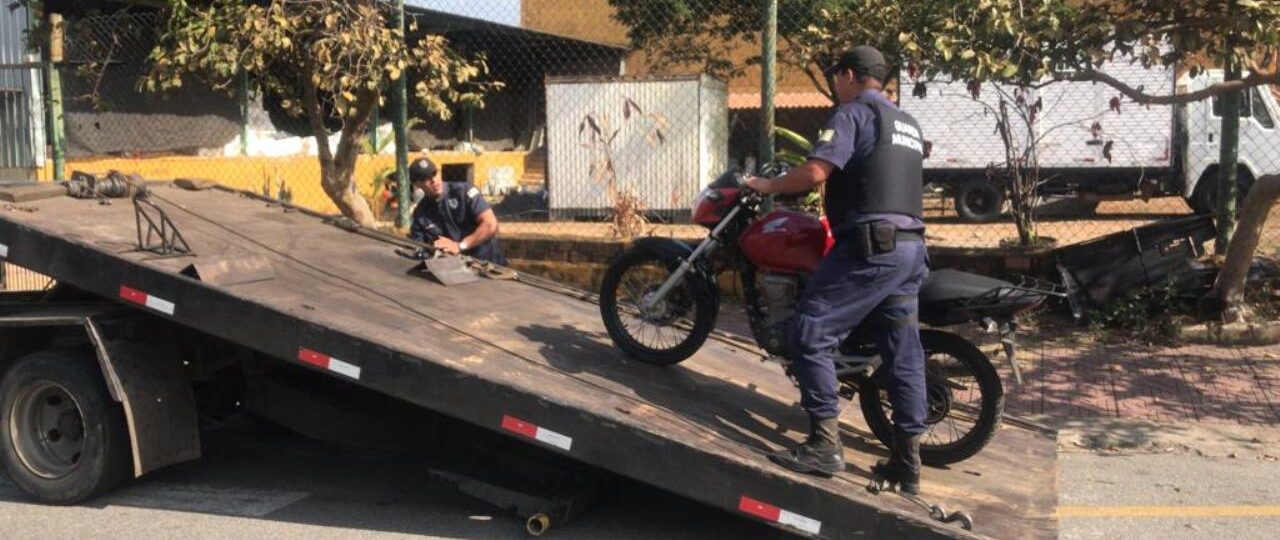 Agentes do Proeis e da GMVR detêm homem que conduzia moto adulterada, em Volta Redonda