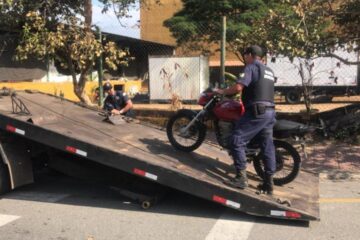 Agentes do Proeis e da GMVR detêm homem que conduzia moto adulterada, em Volta Redonda