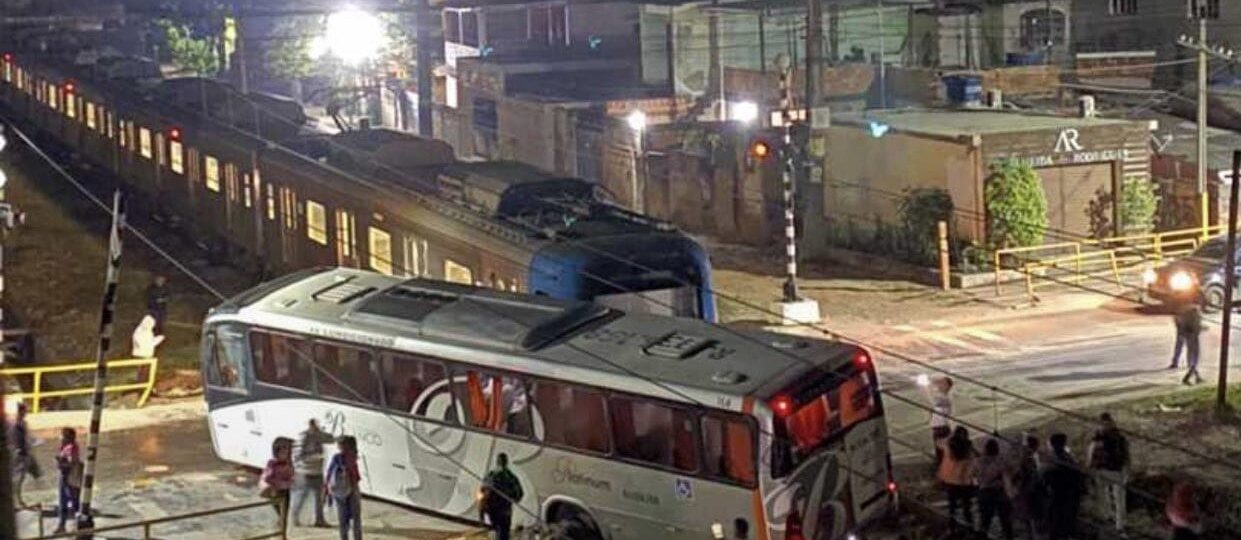 Ônibus colide com trem em Japeri