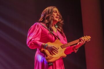 Sucesso como Dra. Rosângela, Indio Behn estreia turnê no Rio de Janeiro com espetáculo “Gratiluz”