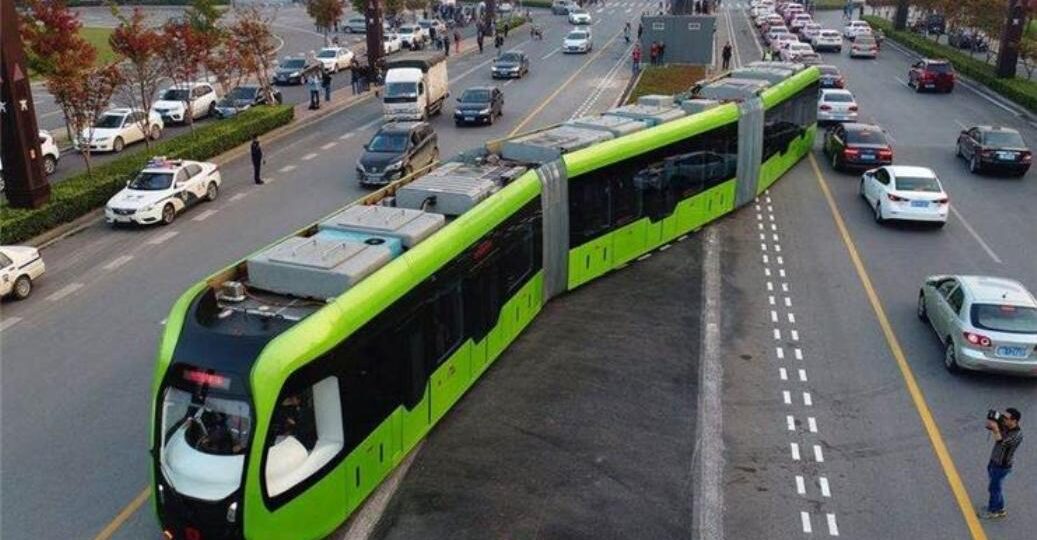 “Bondes” chineses sem trilhos seriam uma alternativa para substituir BRTs no Rio de Janeiro?