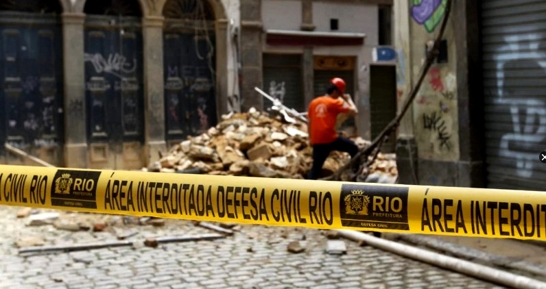 Prédio no Rio é interditado após desabamento