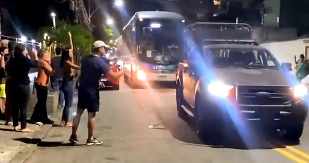 Dezenas de crianças ficaram abrigadas e escondidas em clube da Zona Oeste durante ataques a ônibus no Rio