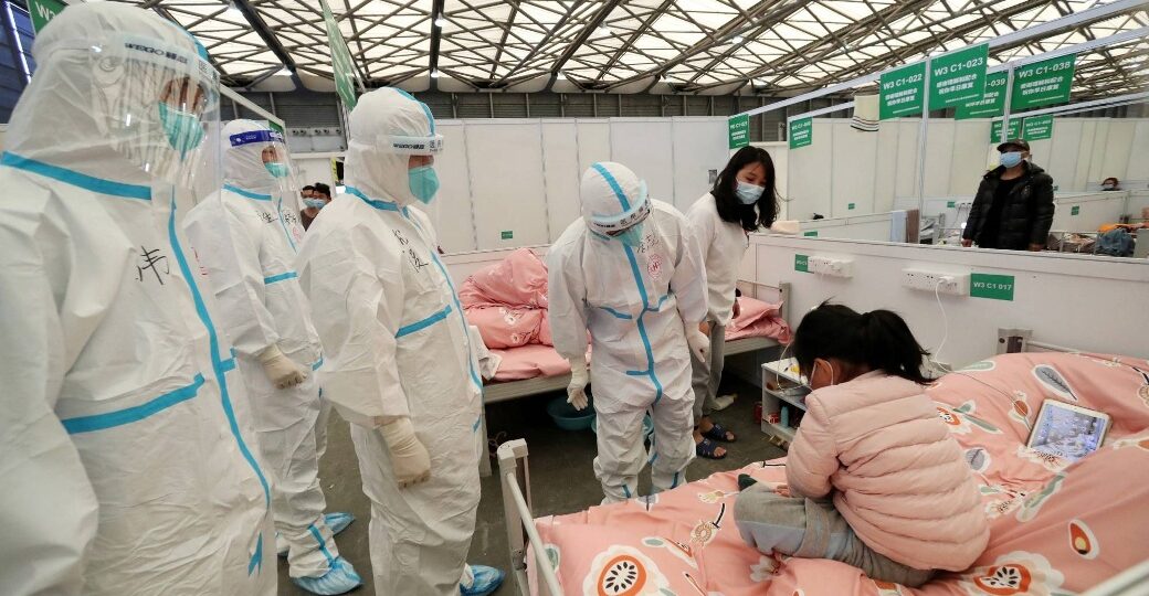 Surto misterioso de pneumonia nas escolas da China lotam hospitais infantis  