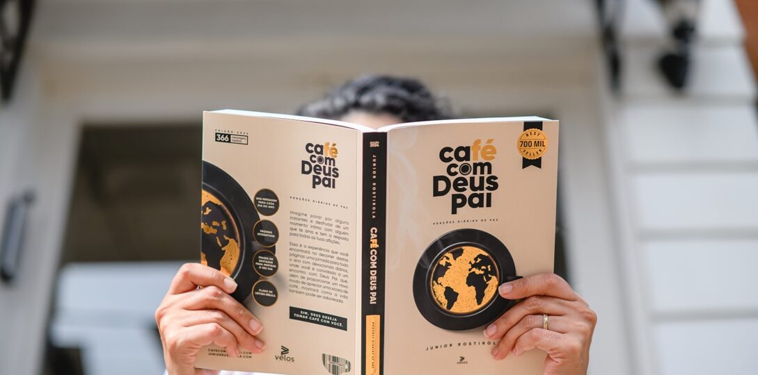 1º lugar em vendas nas melhores distribuidoras de livros do Brasil: conheça Junior Rostirola, autor do devocional “Café com Deus pai”