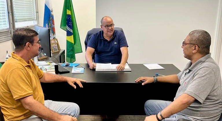 Parlamentar do Rio de Janeiro  recebe a visita de guardas municipais em seu gabinete