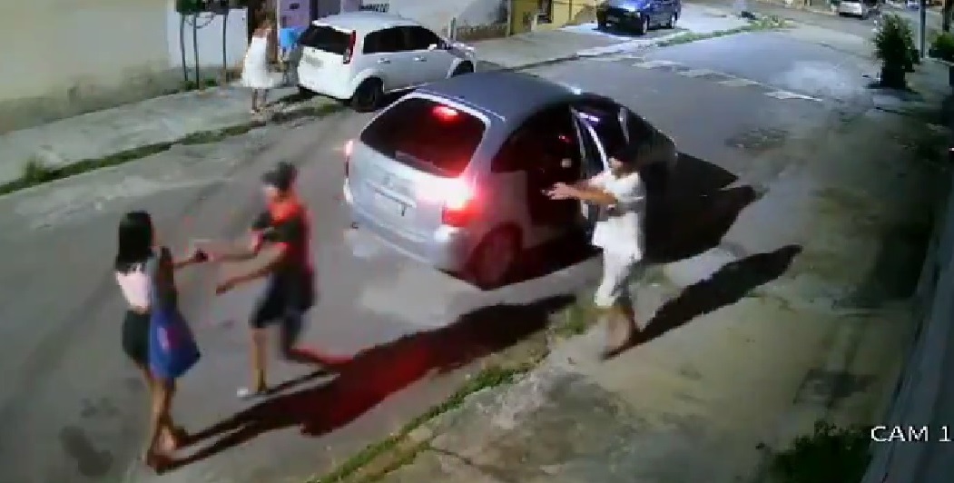 Bandidos roubam celular e bolsa de mulher em Oswaldo Cruz neste sábado (09)