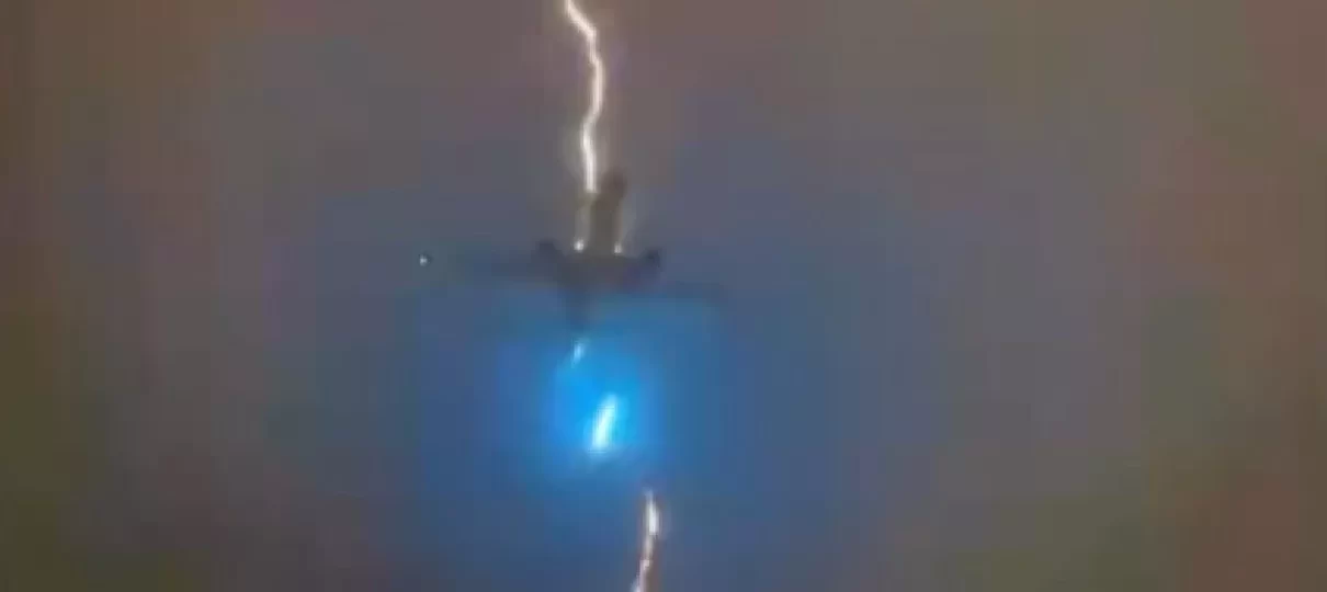Vídeo bizarro do raio acertando um Boeing Virou maior sucesso na internet!