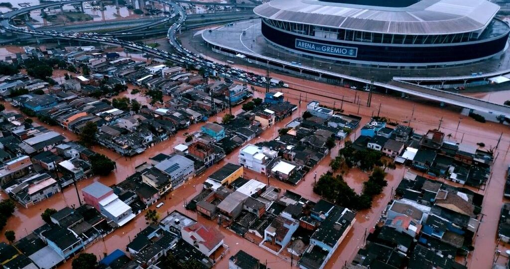 Entre a solidariedade e a vaidade: a luta desenfreada para ajudar o Estado esmagado pelas águas