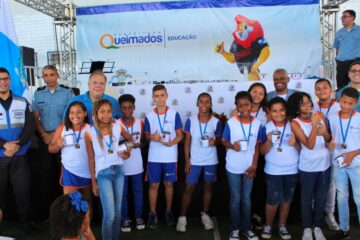 Alunos da rede municipal de Queimados participam de formatura do Proerd