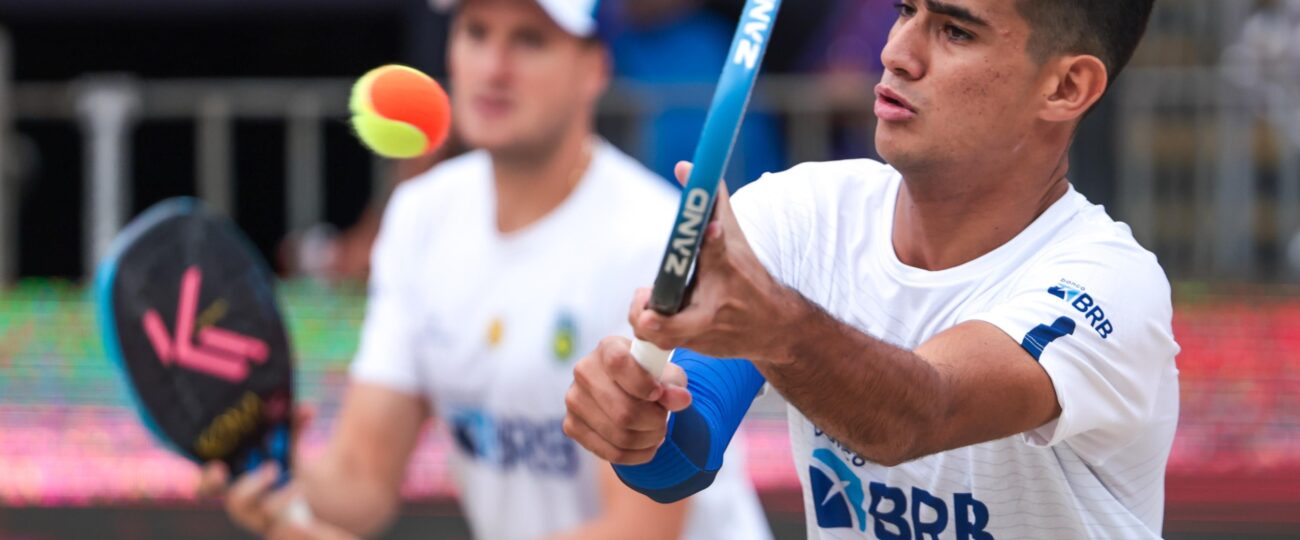 Daniel Mola vence partidas e ajuda Brasil a se garantir nas quartas da Copa do Mundo de Beach Tennis