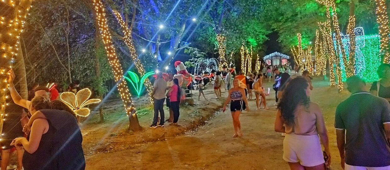 Natal Iluminado no Horto Municipal de Queimados e na entrada da cidade mobiliza e emociona moradores e turistas