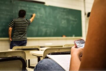 Senado aprova restrição do uso de celulares por estudantes em escolas