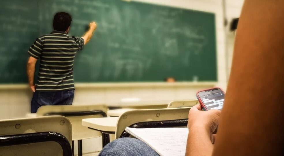 Senado aprova restrição do uso de celulares por estudantes em escolas