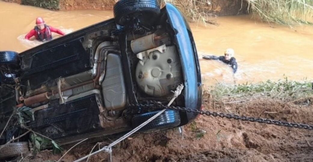 Chuva forte em Minas Gerais arrasta mulher e veículo para detro do Rio; corpo desaparece