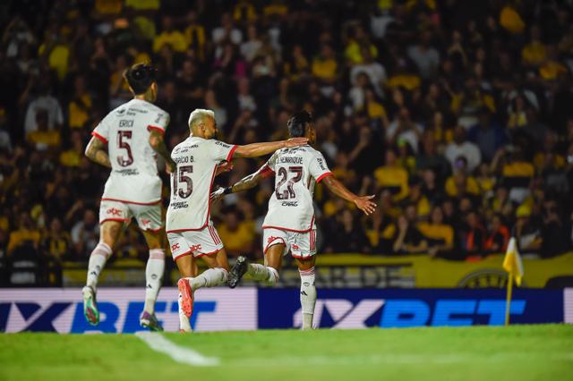 Com atuação consistente, Flamengo vence Criciúma no Heriberto Hülse