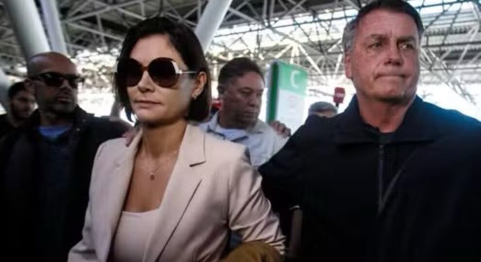 Ao acompanhar o embarque  de Michele e Eduardo, Jair Messias Bolsonaro desabafa diante da imprensa