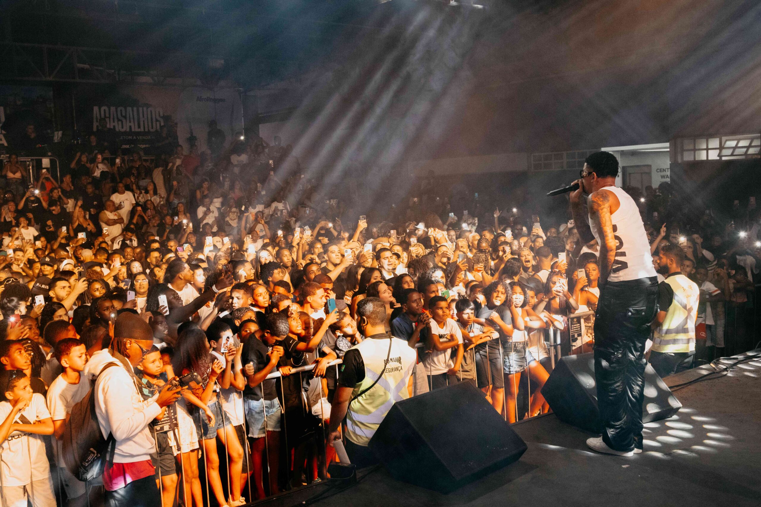 MC Maneirinho, Marvvila e Binho Simões agitam Vigário Geral mais uma vez no Conexões Urbanas