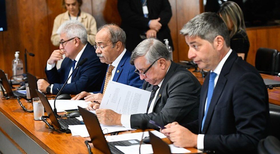 Clubes têm direito a uso exclusivo de seus símbolos, aprova CCT