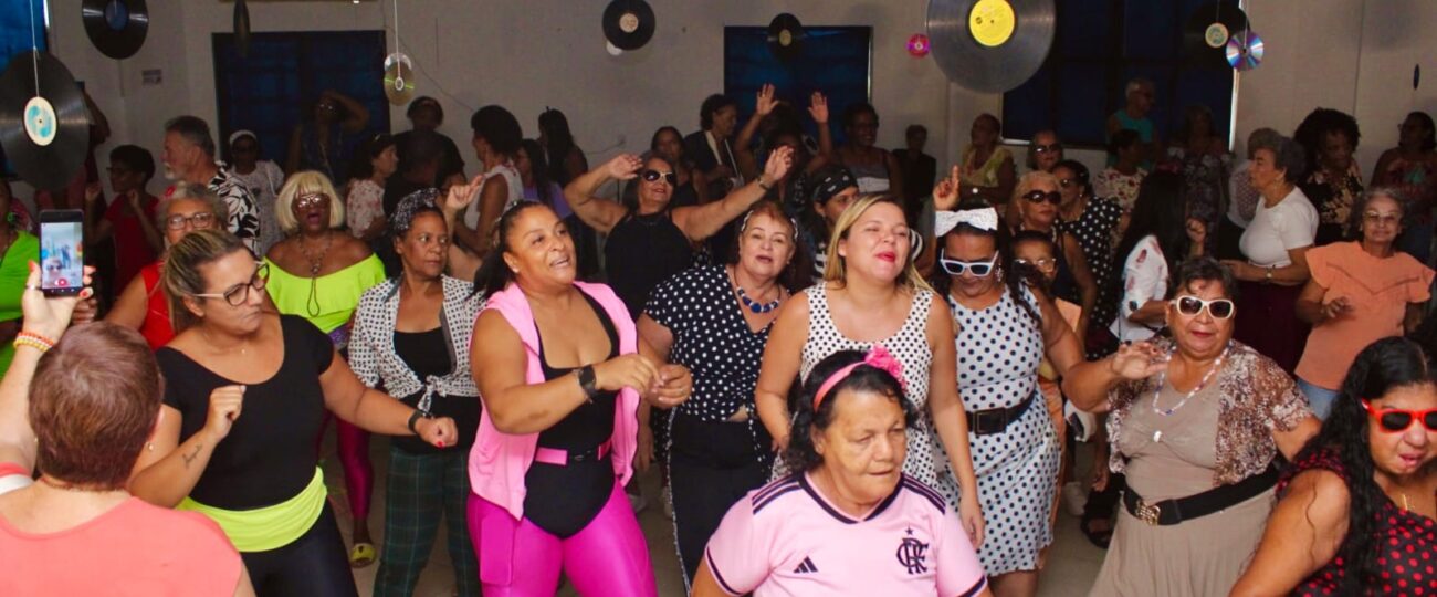 Centro da Terceira Idade Comemora Dia dos Namorados com Baile Temático anos 80